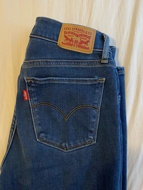 Levis Women’s Dark Blue Skinny Jeans